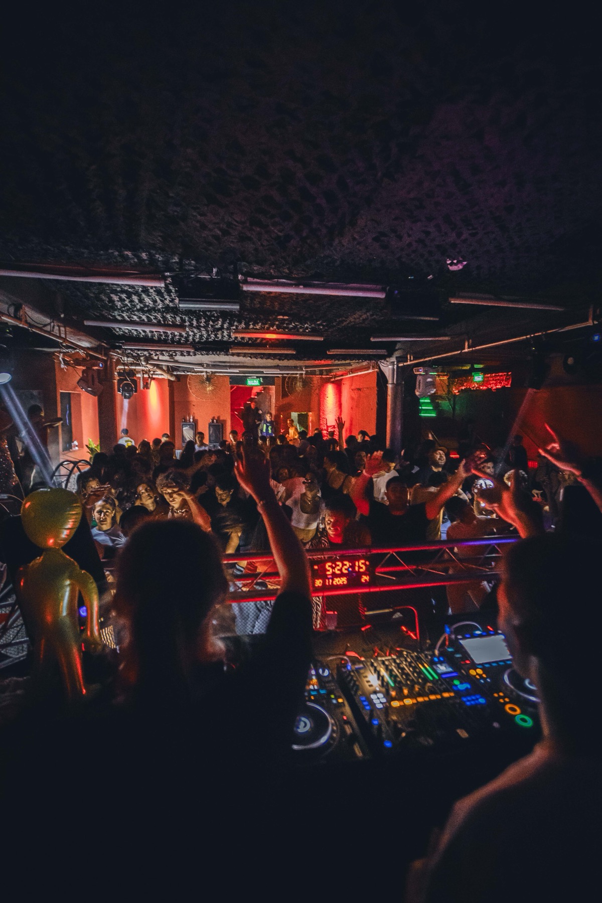 Público y cabina de DJ durante una noche de Domus