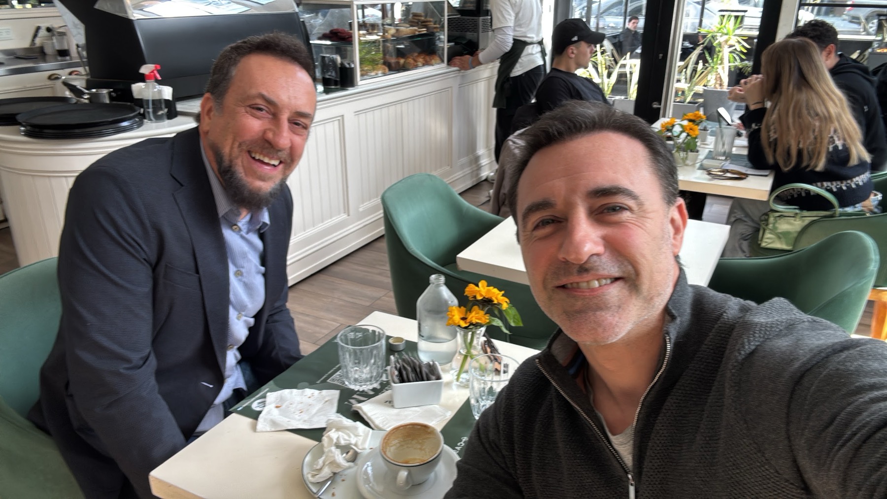 Un encuentro compartiendo un café, agosto de 2026